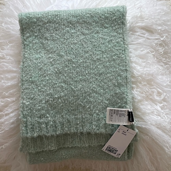 💚🧣H&M Light Green Long Knit Scarf - Picture 6 of 6